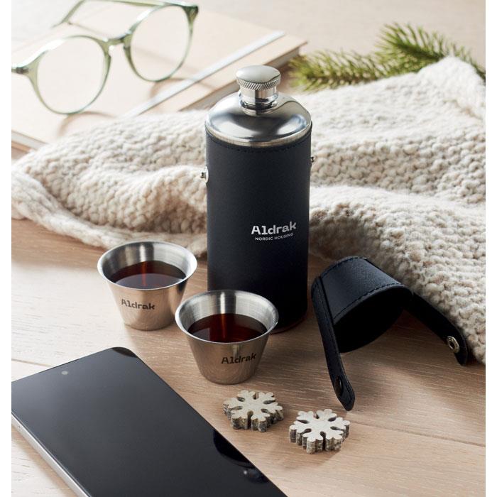 Flasche mit Schnapsbechern