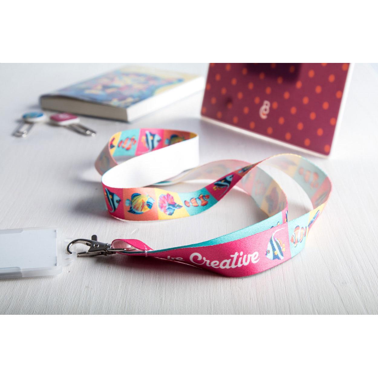 Polyester Lanyard mit Metall-Karabiner und einseitiger Sublimationsdruck.