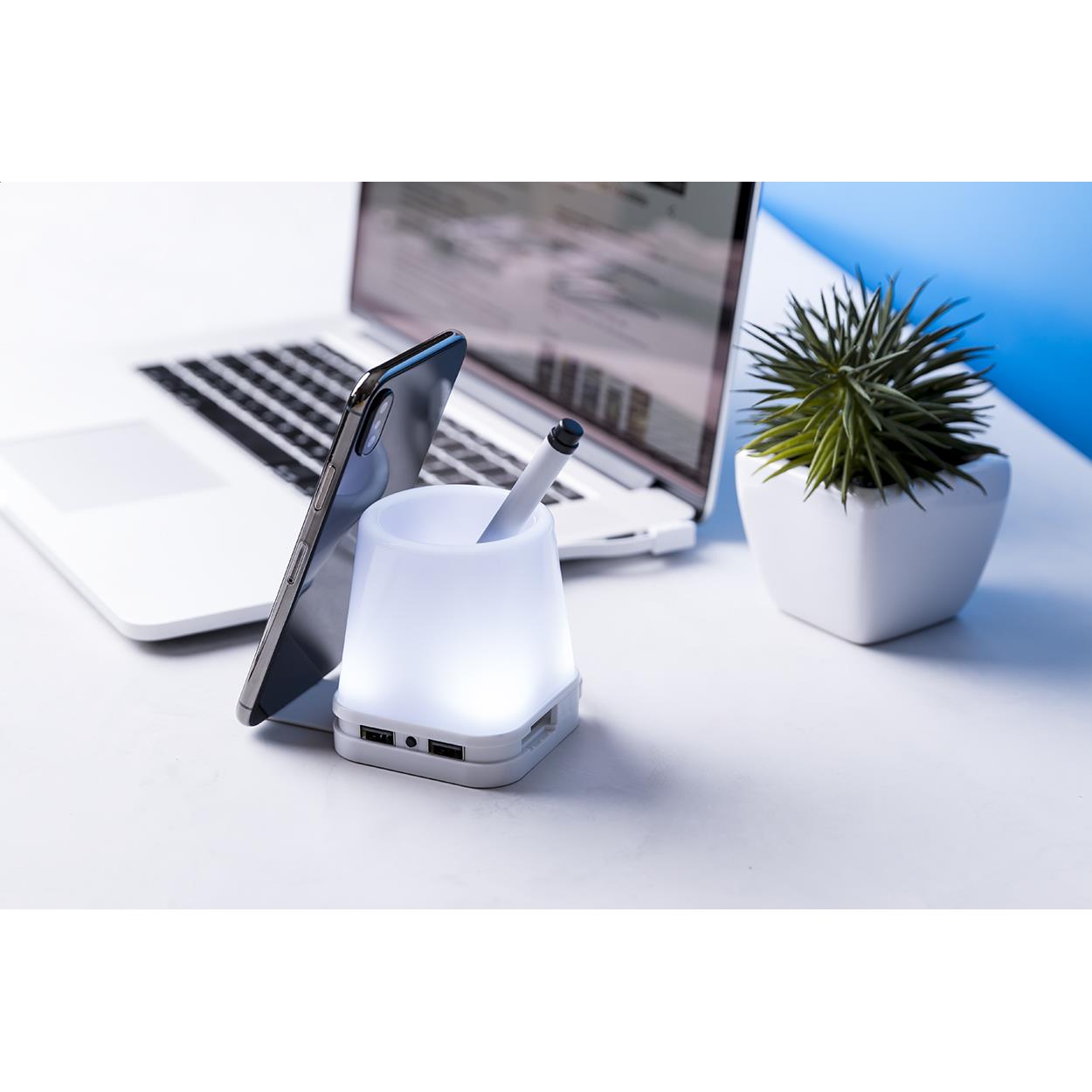Stifteköcher mit USB-Hub
