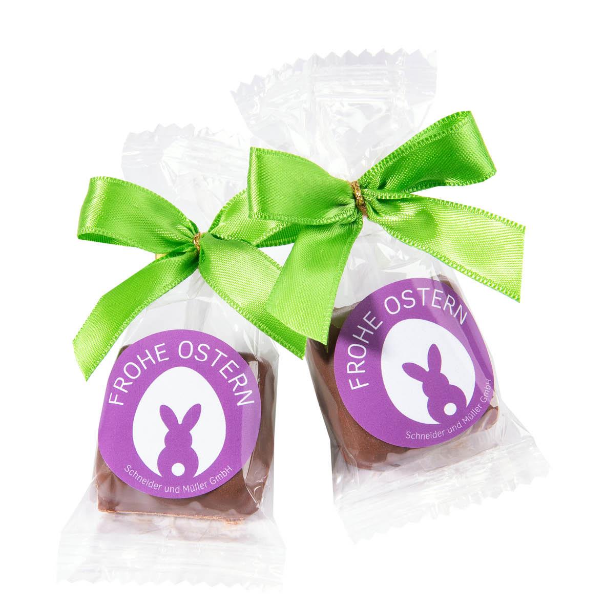 PISTAZIEN-PRALINE MIT  HELLGRÜNER OSTERSCHLEIFE